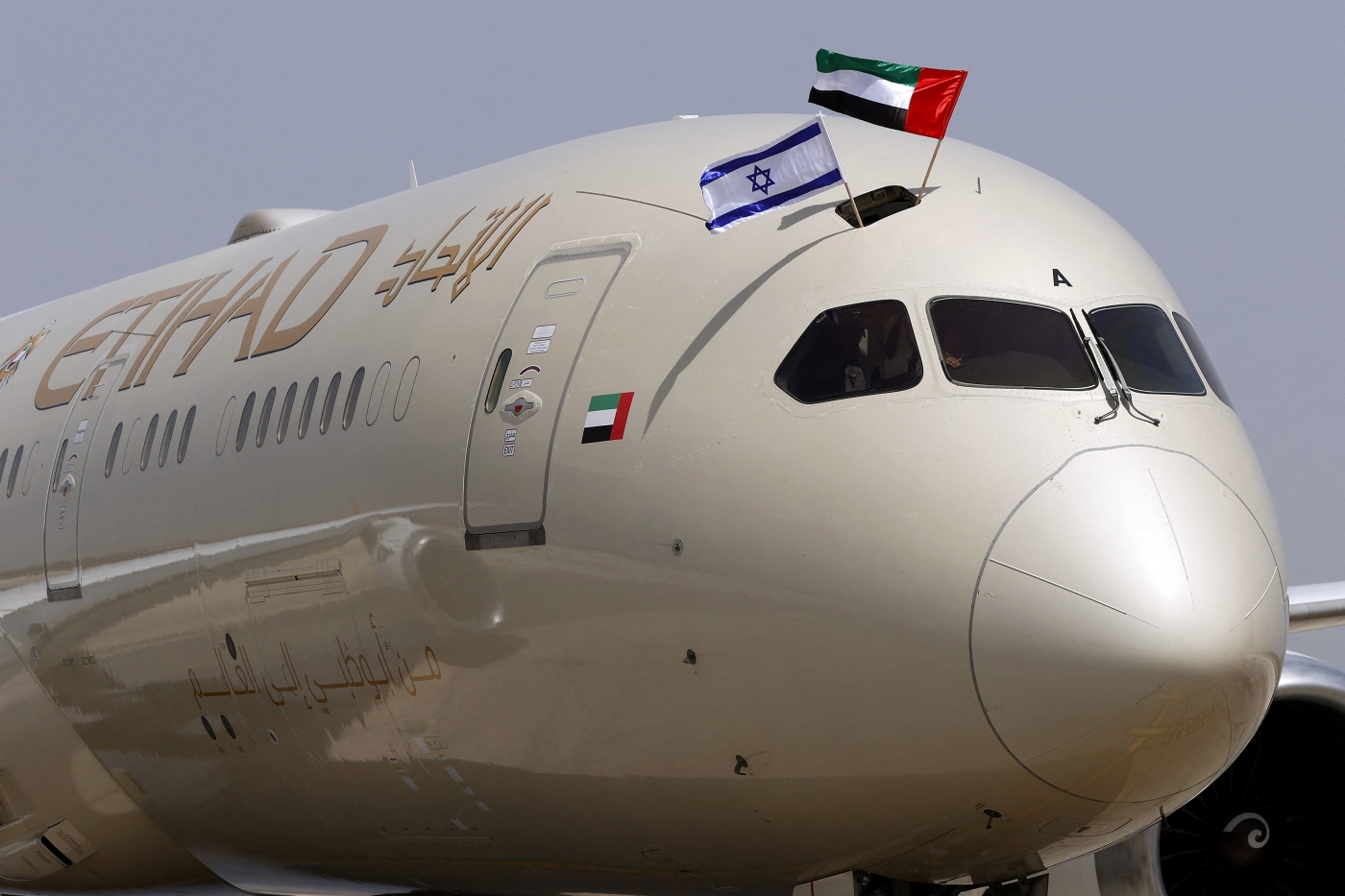 Un avion d’Etihad Airways décoré des drapeaux israélien et émirati à l’aéroport Ben Gourion de Tel Aviv (Israël), après l’atterrissage du premier vol commercial régulier de la compagnie en provenance d’Abou Dabi, le 6 avril 2021 (AFP)