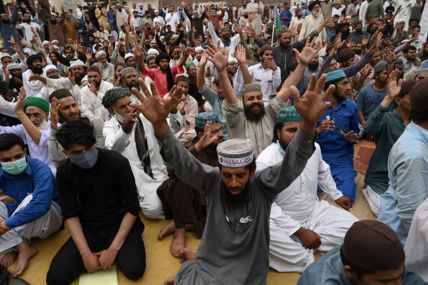 Les partisans du Tehreek-e-Labbaik Pakistan (TLP, islamiste radical) scandent des slogans lors d’une manifestation après l’arrestation de leur chef à la suite de ses appels à l’expulsion de l’ambassadeur de France, à Lahore, le 16 avril 2021 (AFP)