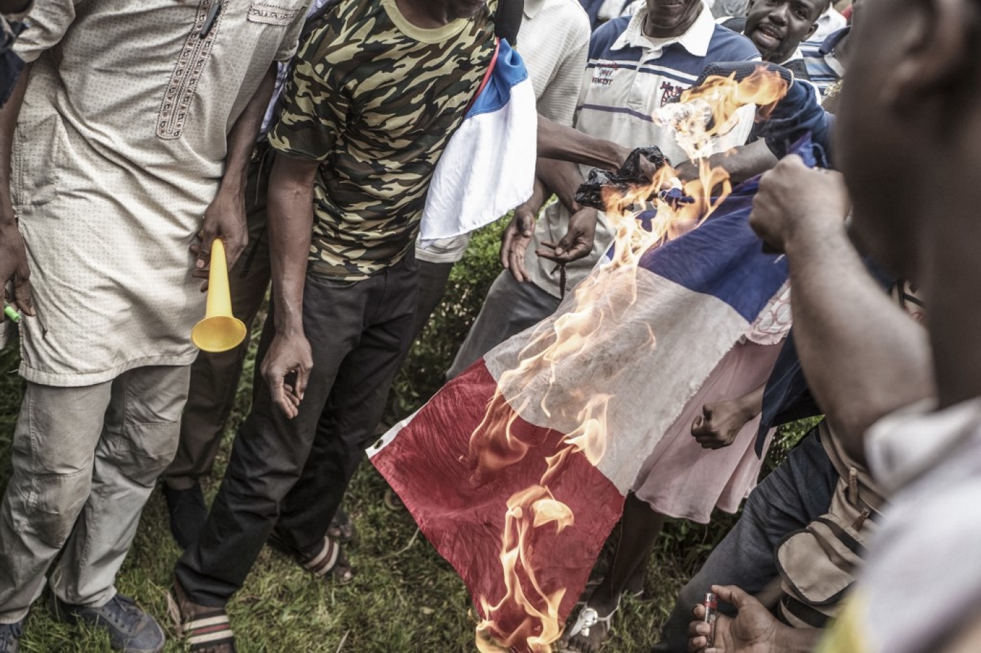 Des manifestants brûlent le drapeau tricolore lors d’une manifestation antifrançaise à Bamako, le 27 mai 2021 (AFP/Michele Cattani) 