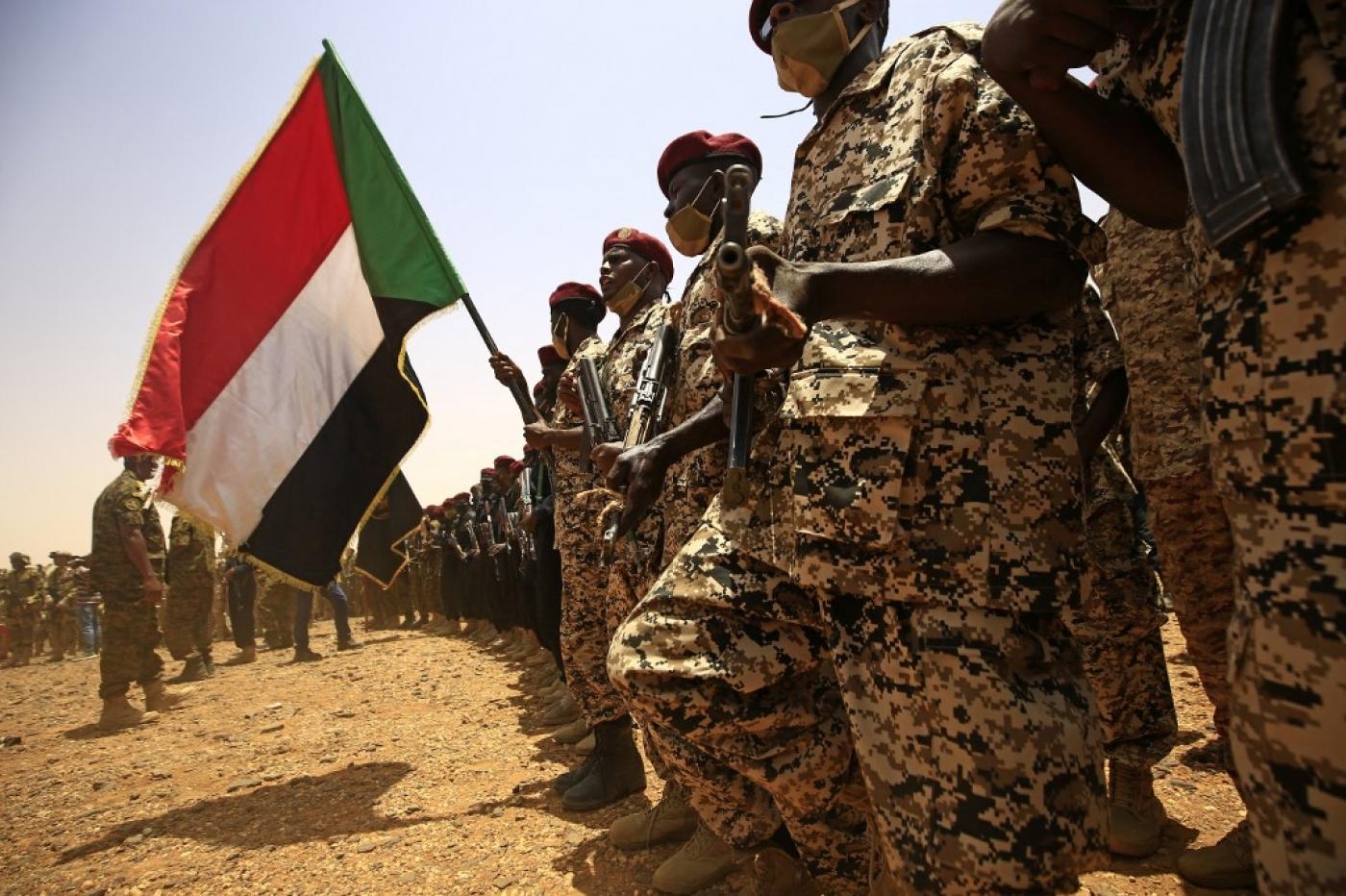 Les forces armées soudanaises et égyptiennes participent à des exercices militaires conjoints baptisés « Gardiens du Nil » dans la région d’Um Sayyala, au nord-ouest de Khartoum, le 3 mai 2021 (AFP)