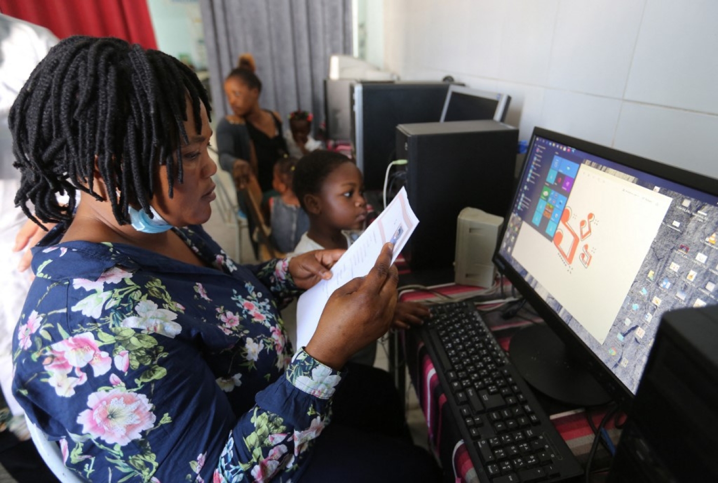Des migrantes subsahariennes apprennent à utiliser un ordinateur dans un centre géré par l’Organisation de soutien aux migrants, dans la ville de Médenine, dans le sud de la Tunisie, le 15 juin 2021 (AFP/Fathi Nasri)