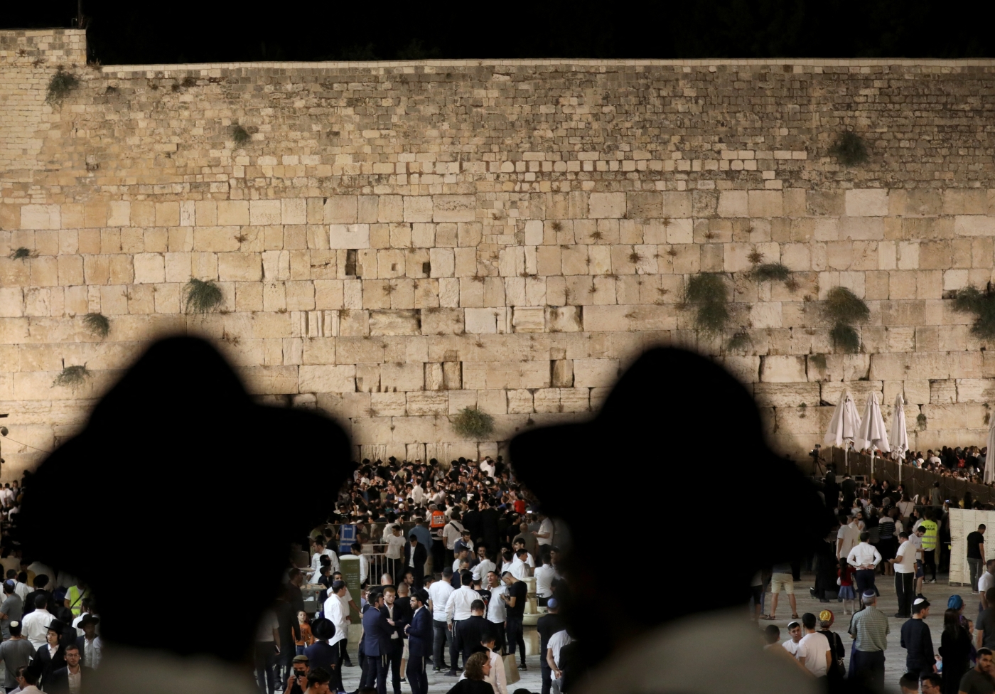 Des hommes juifs orthodoxes prient devant le mur des Lamentations dans la vieille ville de Jérusalem le 17 juillet 2021 (AFP/Gil Cohen)