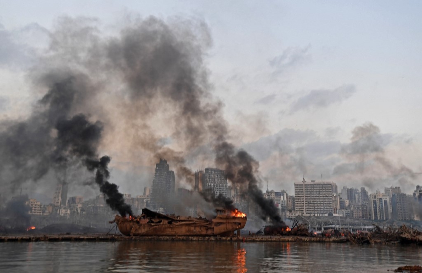 Un bateau en flamme touché par l’explosion du port de Beyrouth, le 4 août 2020 (AFP)