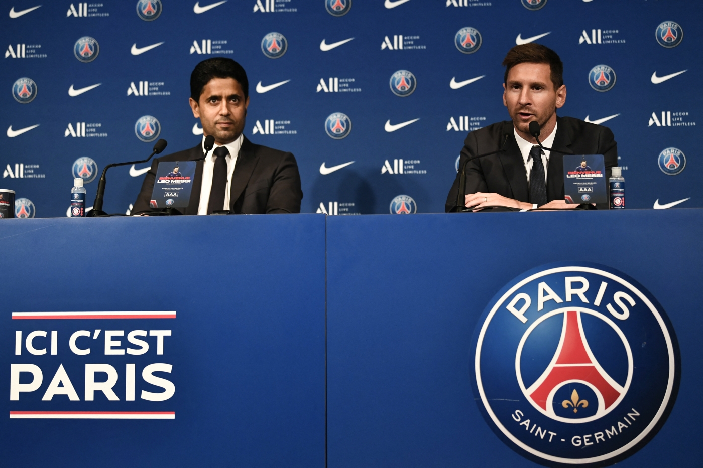 Le président du Paris Saint-Germain Nasser al-Khelaïfi et Lionel Messi en conférence de presse, le 11 août 2020 (AFP)