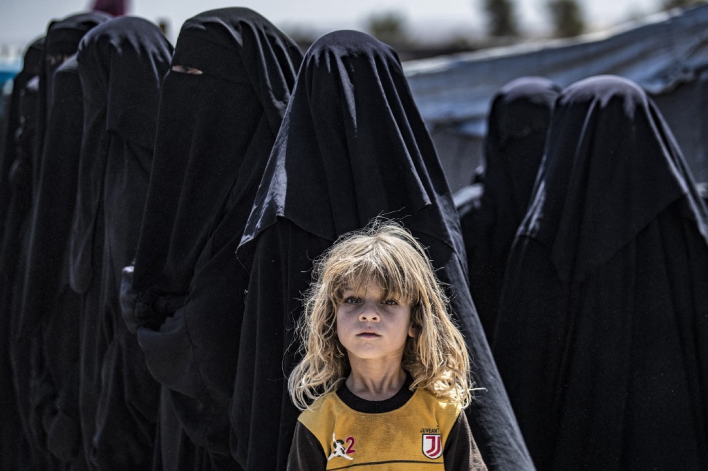 Des femmes attendent de recevoir l’aide humanitaire dans le camp d’al-Hol, le 18 août 2021 (AFP/Delil Souleiman)