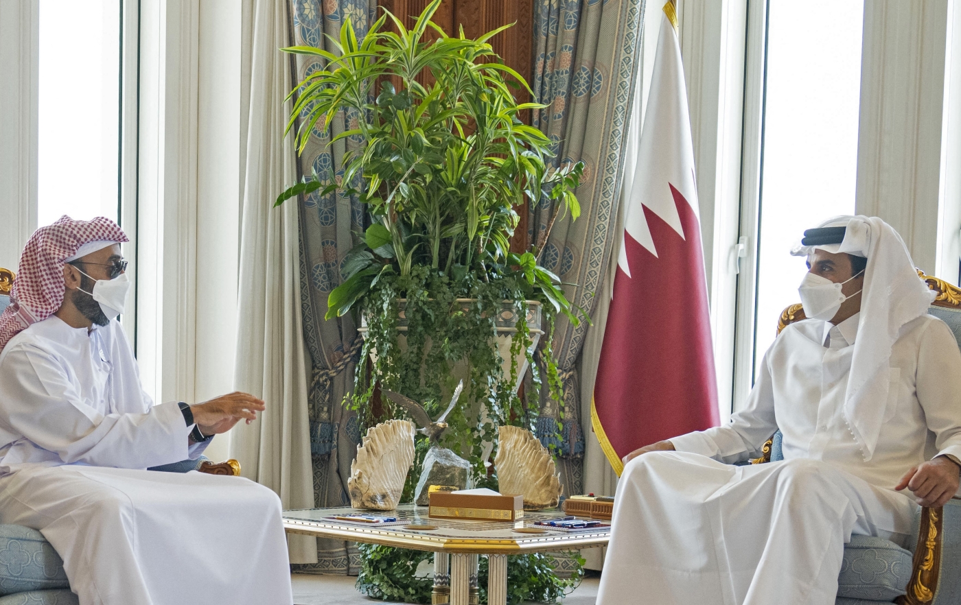 L’émir du Qatar, le cheikh Tamim ben Hamad al-Thani (à droite), rencontre le conseiller à la sécurité nationale des Émirats arabes unis, Tahnoun ben Zayed al-Nahyane, à Doha, le 26 août 2021 (AFP)