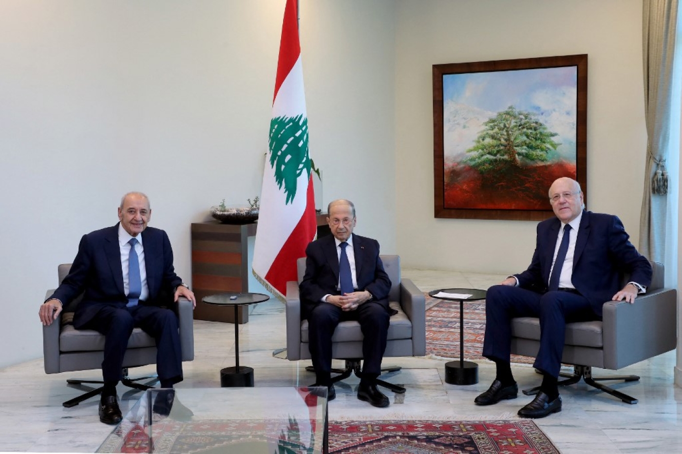 Le président du Parlement, Nabih Berri, le président de la République, Michel Aoun, et le Premier ministre Najib Mikati au palais présidentiel, à Beyrouth, le 13 septembre 2021 (AFP)