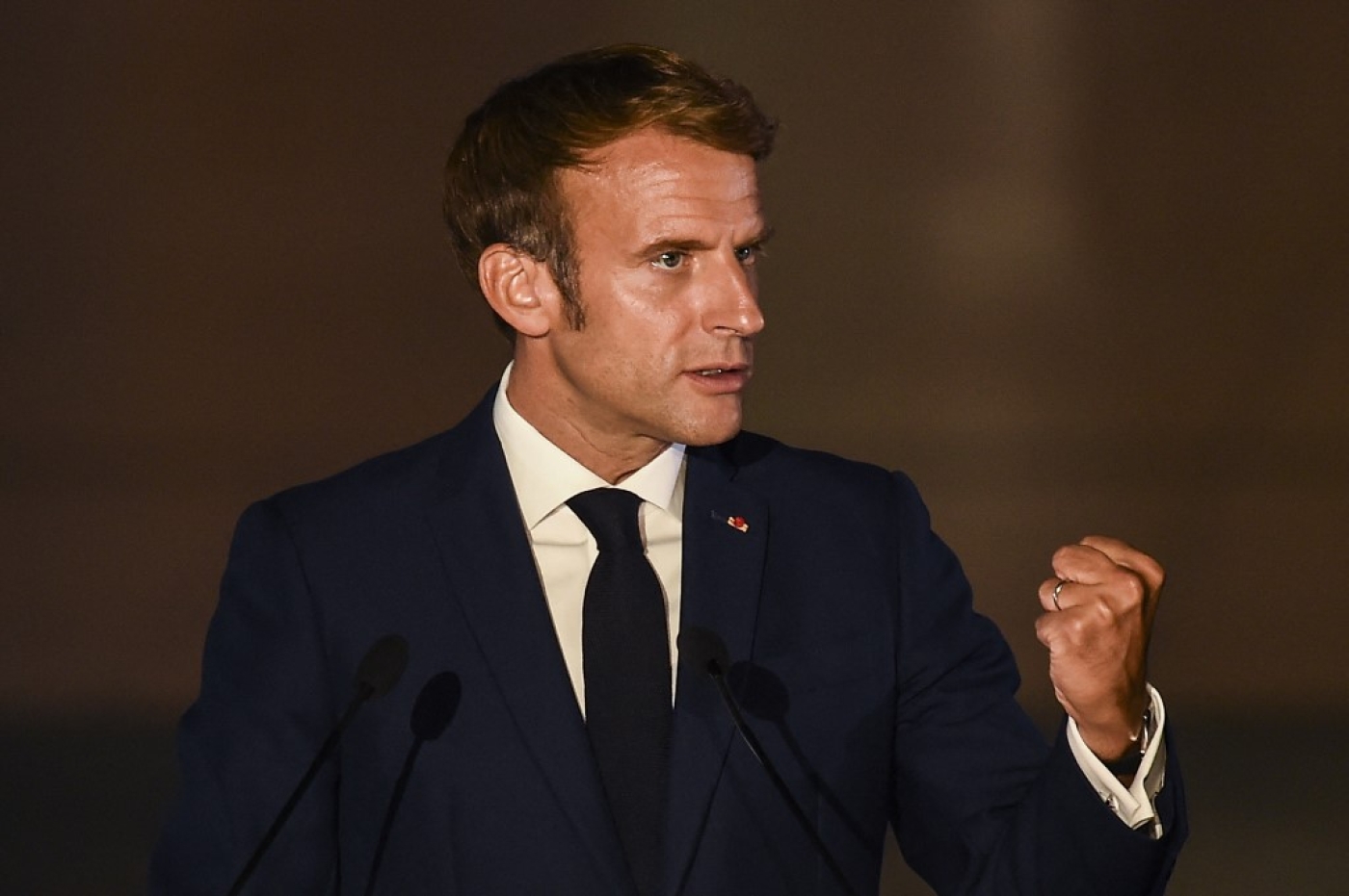 Le président français Emmanuel macron dit souhaiter « l’apaisement » avec Alger tout en restant attaché à la problématique mémorielle (AFP/Angelos Tzortzinis)