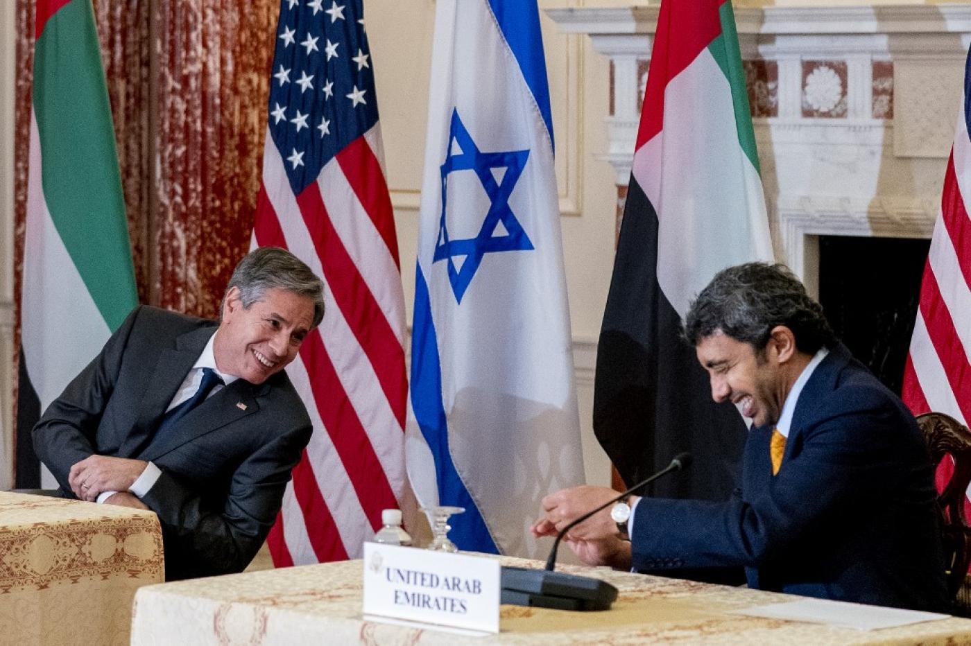 Le secrétaire d’État Antony Blinken (à gauche) et le ministre émirati des Affaires étrangères Abdallah ben Zayed al-Nahyane (à droite) participent à une réunion bilatérale au département d’État à Washington, le 13 octobre 2021 (AFP)