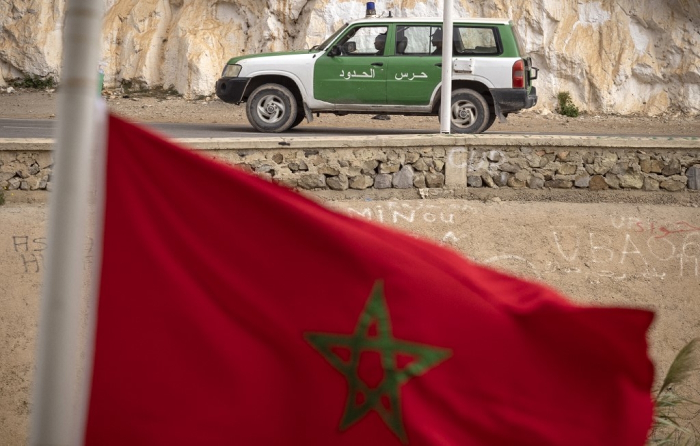 Une photo prise dans la région marocaine de Oujda montre des gardes-frontières algériens patrouillant le long de la frontière avec le Maroc le 4 novembre 2021 (AFP/Fadel Senna)