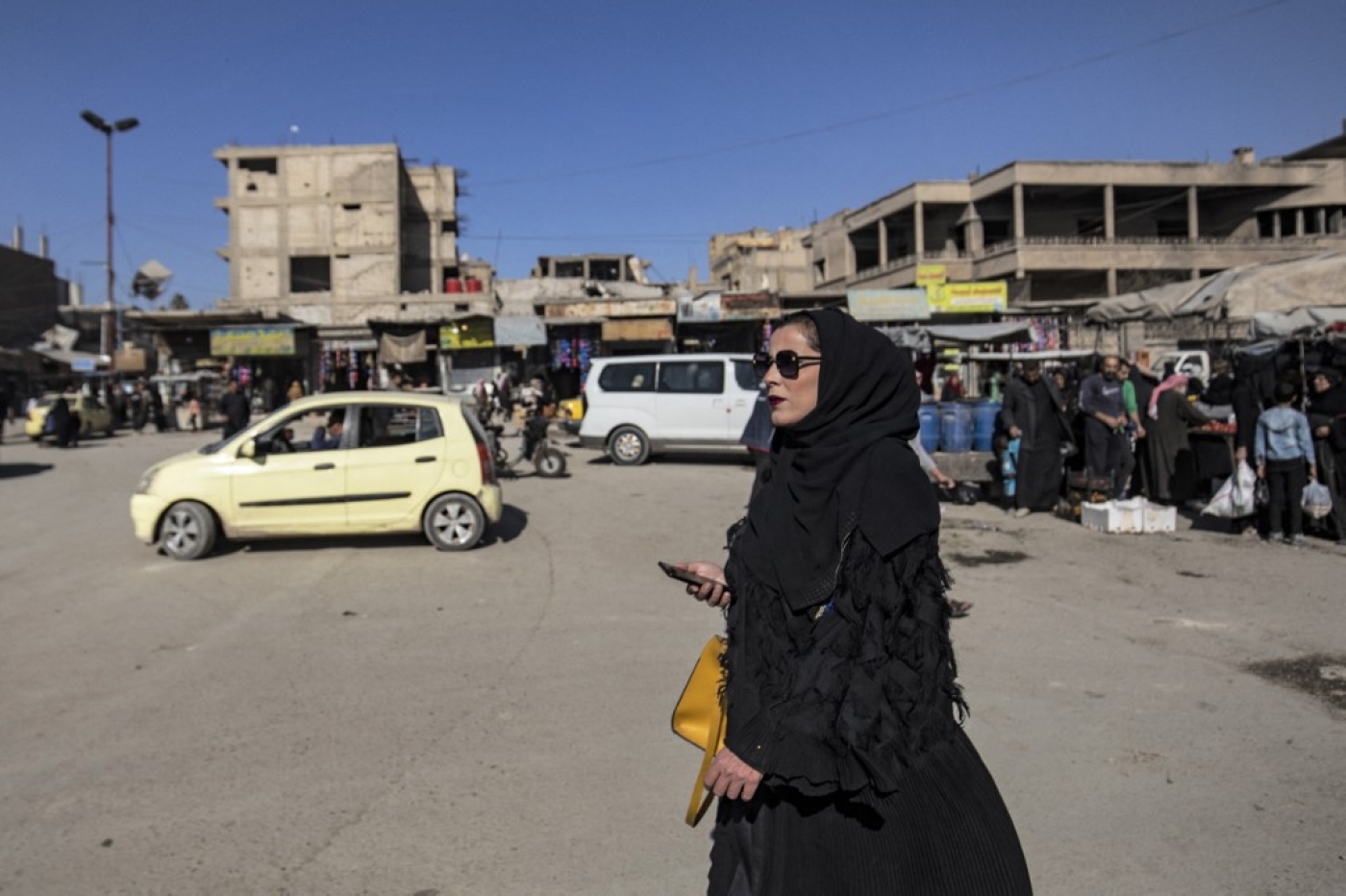 Une femme traverse la rue dans le centre-ville de Raqqa, au nord de la Syrie, le 6 novembre 2021 (AFP/Delil Souleiman) 
