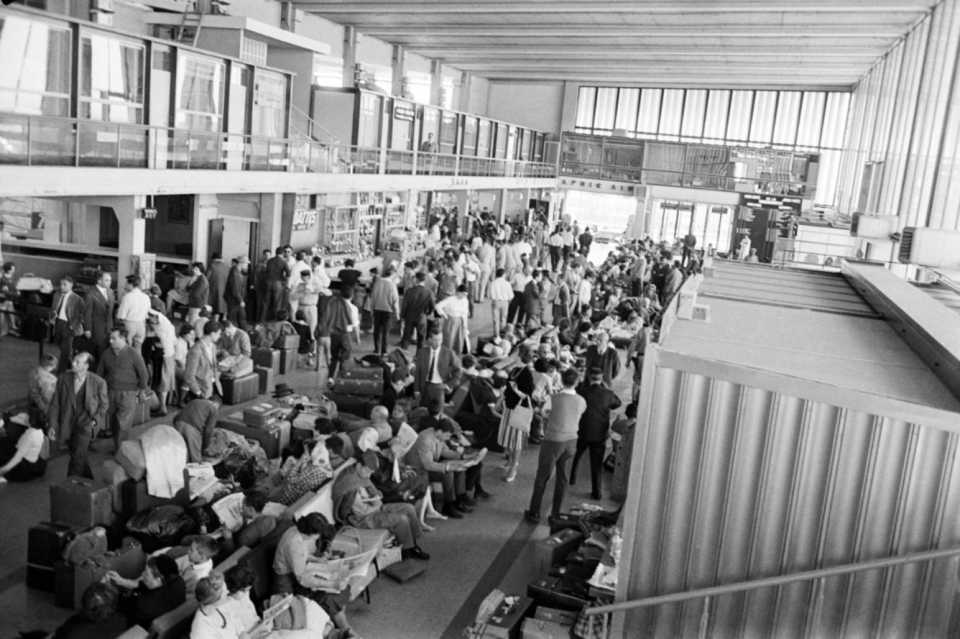 Français d’Algérie attendant de quitter l’aéroport d’Alger le 20 mai 1962 (AFP)