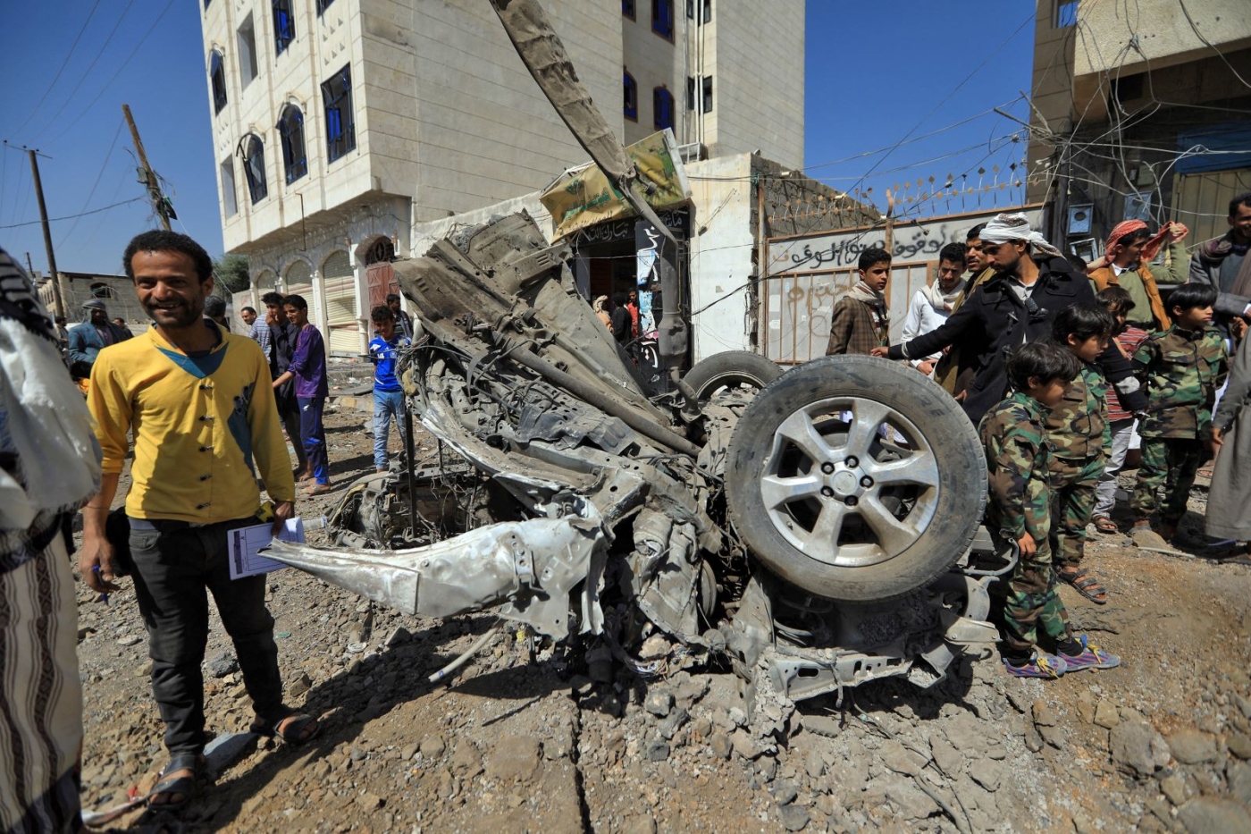 Des Yéménites inspectent un site ciblé par des frappes aériennes saoudiennes contre la capitale Sanaa contrôlée par les Houthis, le 11 novembre 2021 (AFP)