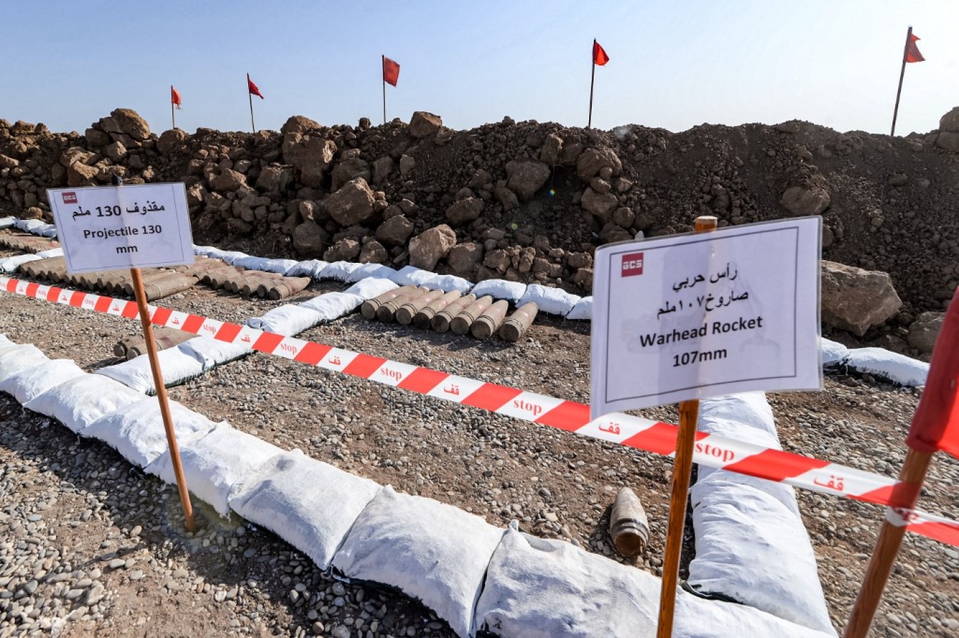 En attendant d’être désamorcées, les mines et explosifs trouvés sont déposés sur un terrain désertique (AFP/Zaid al-Obeidi)