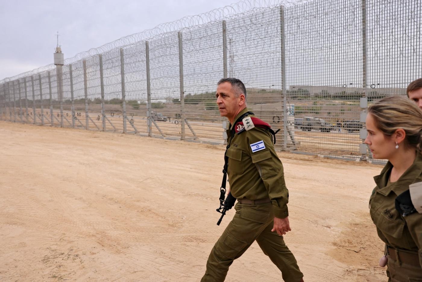 Aviv Kochavi, chef d’état-major de l’armée israélienne, passe devant une clôture le long de la frontière avec la bande de Gaza le 7 décembre, à l’occasion d’un événement marquant la fin de la construction d’une barrière entourant totalement l’enclave palestinienne (AFP)