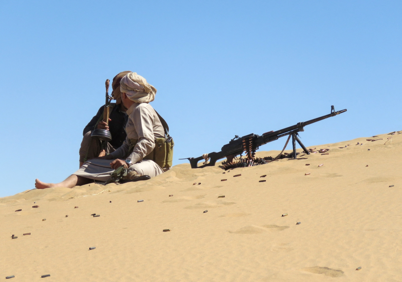 Yemeni pro-government fighters man their position during fighting with Houthi rebels on the al-Jawba frontline south of Marib on 7 December 2021.