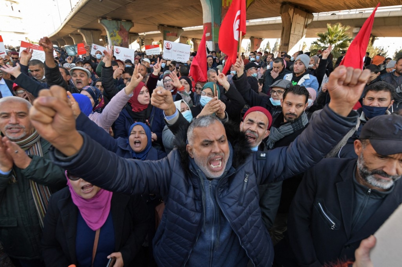 Les Tunisiens protestent contre la décision du président Kais Saied de prolonger la suspension du Parlement, l’accusant de porter un nouveau coup à la démocratie naissante du pays, le 17 décembre 2021 à Tunis (AFP/Fethi Belaid)