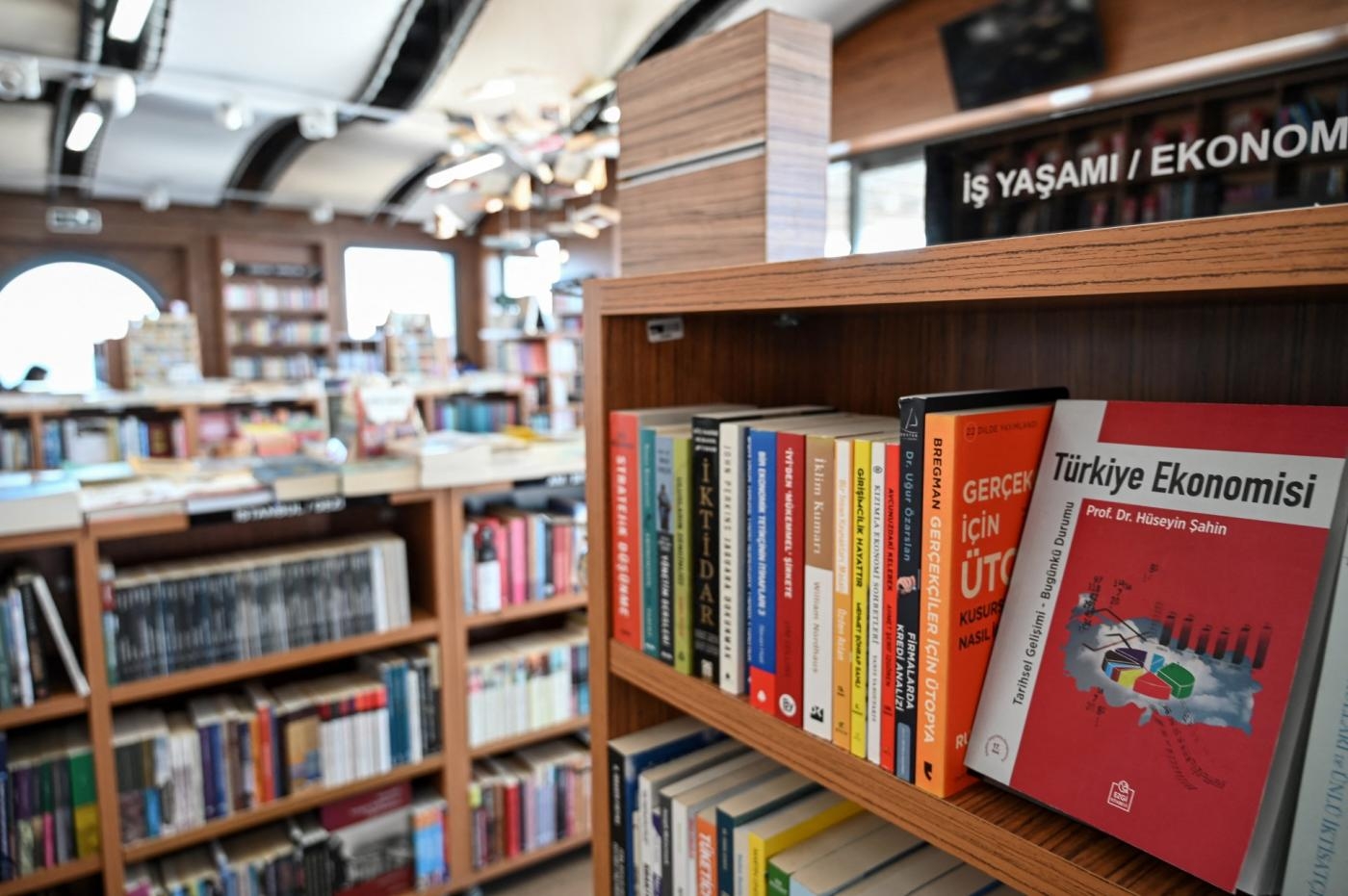 Des livres sont exposés dans une librairie de l’avenue Istiklal, à Istanbul (AFP)