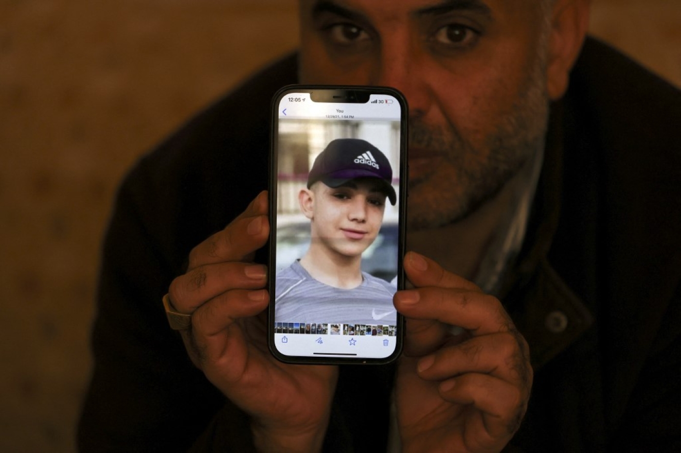 Mouammar Nakhleh montre la photo de son fils, Amal, 17 ans, détenu depuis un an sous le régime de la « détention administrative » (AFP/Abbas Momani)