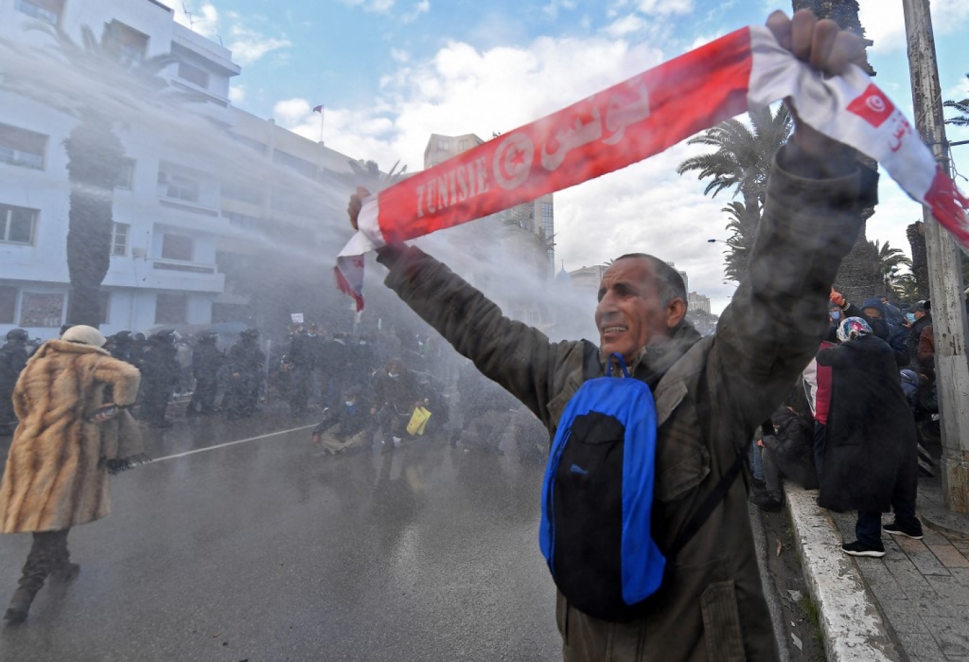 Un manifestant tunisien lors de manifestations contre le président Kais Saied, à l’occasion du 11e anniversaire de la révolution tunisienne dans la capitale Tunis le 14 janvier 2022 (AFP/Fethi Belaid)