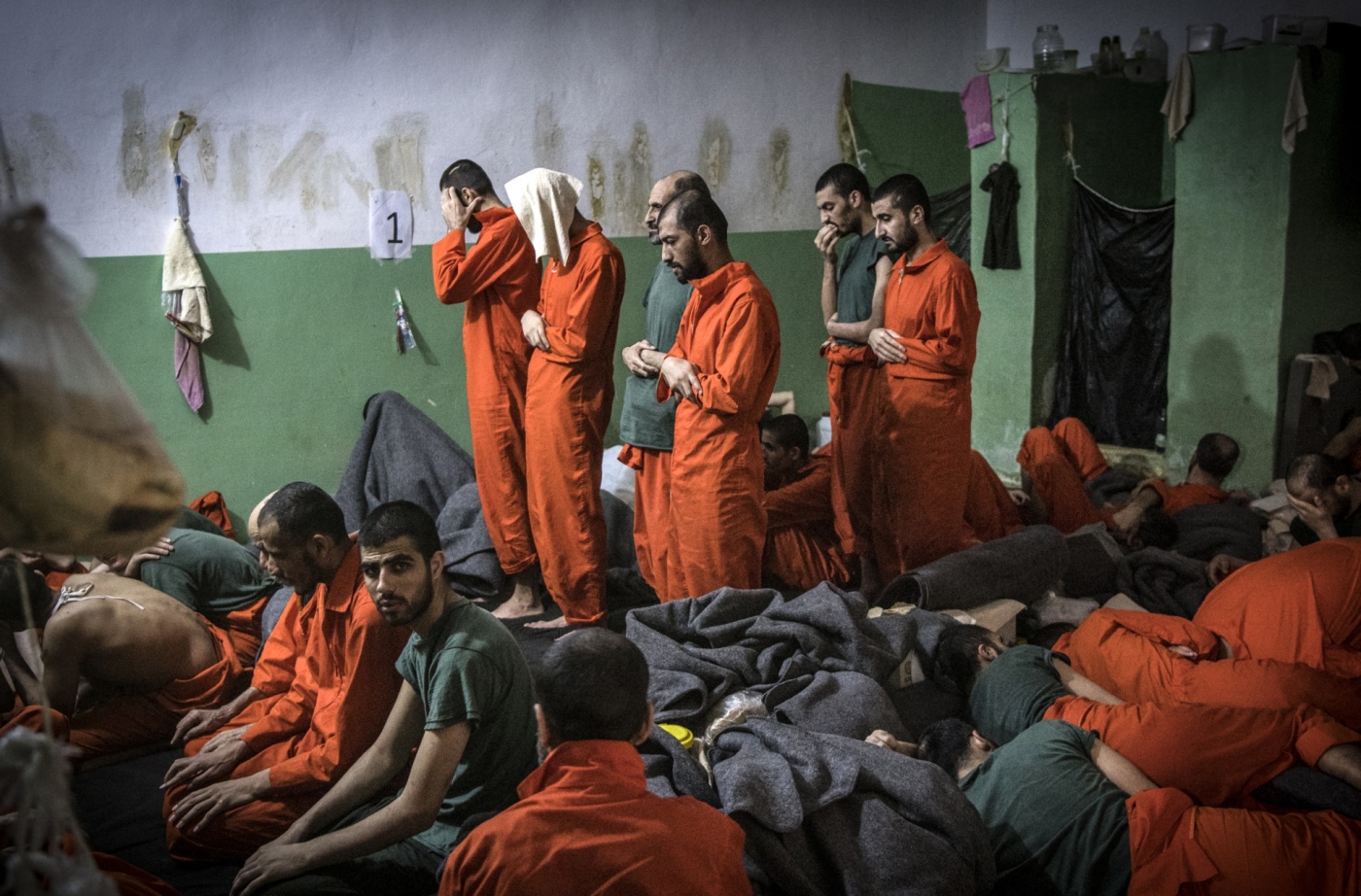 Des hommes soupçonnés d'être affiliés au groupe État islamique prient dans une cellule de la prison de Sinaa, dans le quartier de Ghwayran à Hassaké, le 26 octobre 2019 (AFP/photo d'archives)