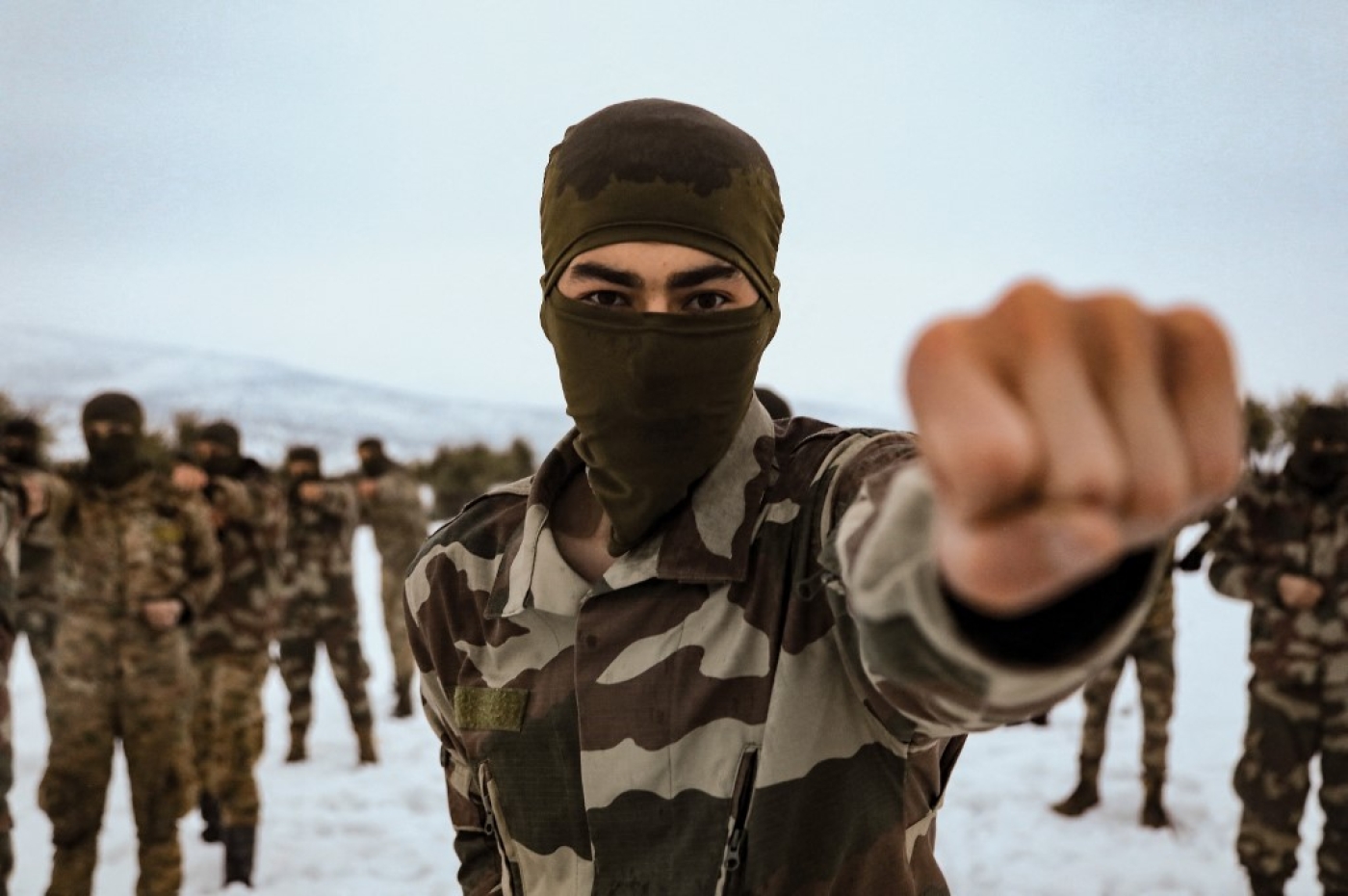 Des combattants syriens participent à un entraînement militaire dans une base enneigée de la région d’Afrin, dans la campagne du nord-ouest de la province d’Alep, le 26 janvier 2022 (AFP/Bakr Alkasem)