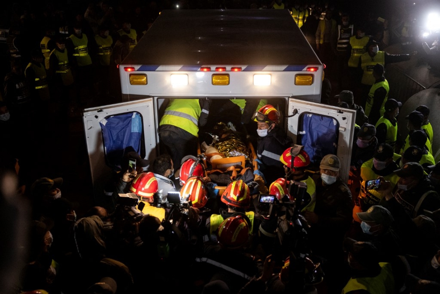 Les équipes d’urgence marocaines transportent Rayan Oram, 5 ans, dans une ambulance après l’avoir sorti d’un puits dans lequel il était tombé le 1er février, dans le village d’Ighrane, dans la province rurale de Chefchaouen, le 5 février 2022 (AFP/Fadel Senna)