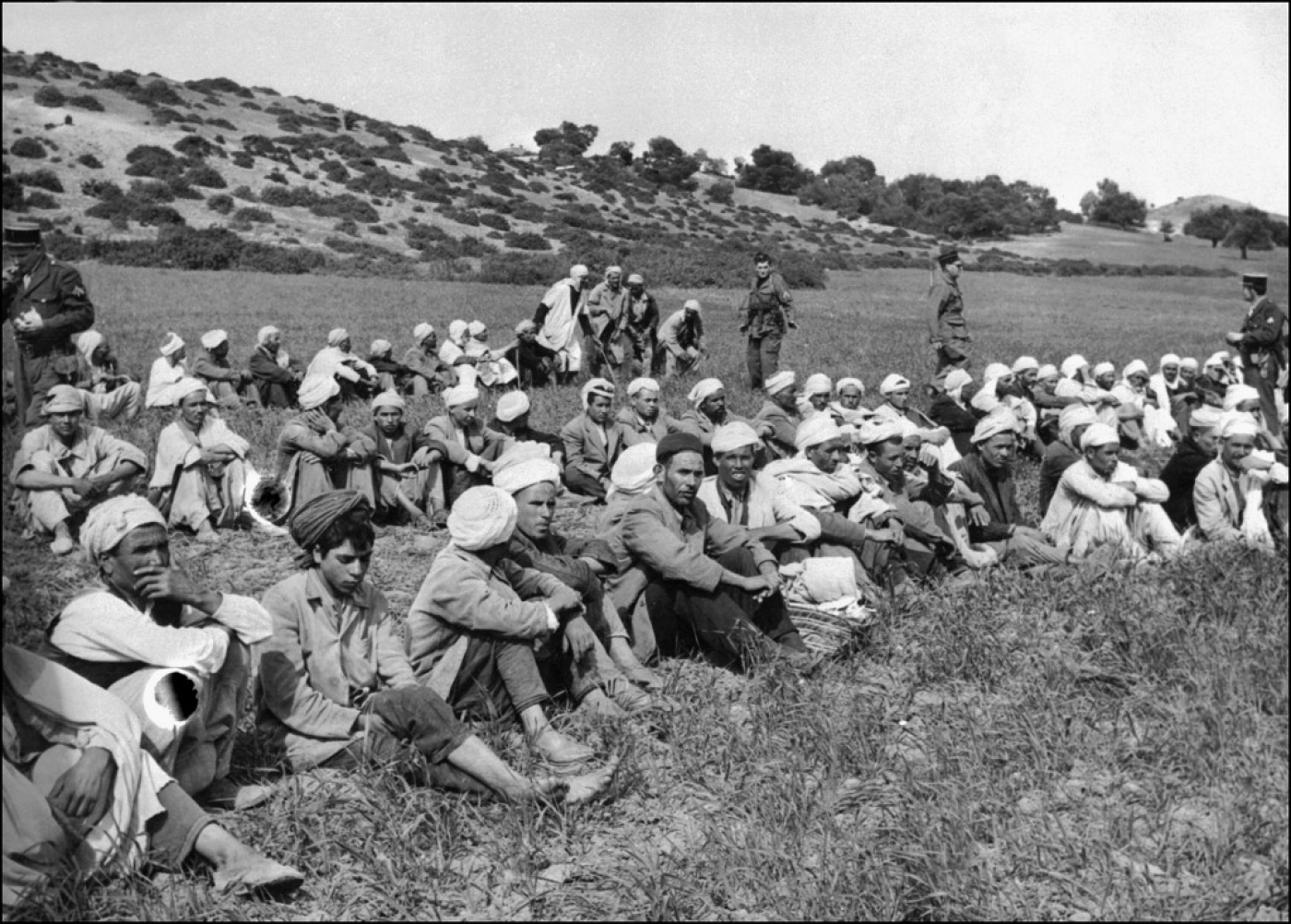  Des Algériens arrêtés lors d’une opération militaire dans la région de Tablat et Bir Rabalou (centre du pays), le 21 avril 1956 en Algérie (AFP)
