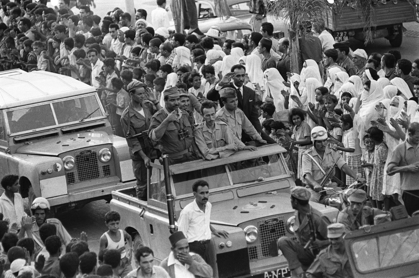 Blida, le 9 septembre 1962. Houari Boumédiène traverse la capitale de la Mitidja en direction d’Alger afin de solutionner la crise qui secoue un pays indépendant depuis deux mois (AFP)