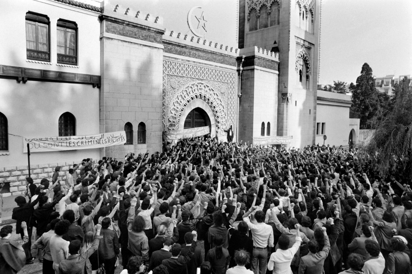 Ouvriers maghrébins manifestant devant la Mosquée de Paris contre les fréquentes attaques racistes, le 14 septembre 1973 (AFP)