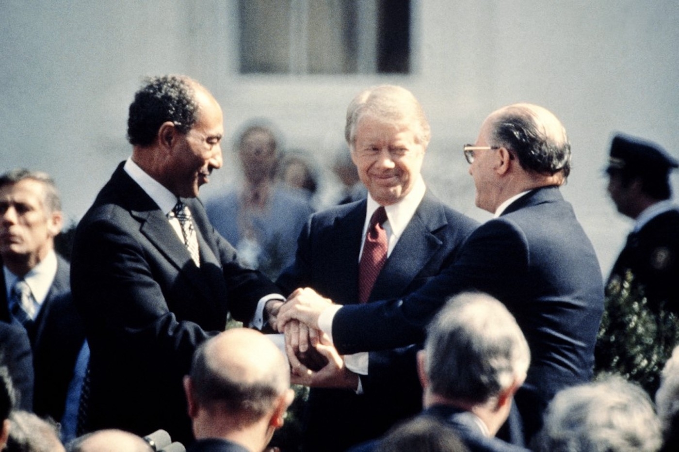 Le président américain Jimmy Carter félicite Anouar al-Sadate et le Premier ministre israélien Menahem Begin dans une poignée de main à trois, le 26 mars 1979 sur la pelouse nord de la Maison-Blanche, après avoir signé le traité de paix historique parrainé par les États-Unis entre Israël et l’Égypte. En 1978, Israël et l’Égypte avaient scellé un accord promettant la paix et la sécurité aux peuples du Moyen-Orient, les accords de Camp David. (AFP)