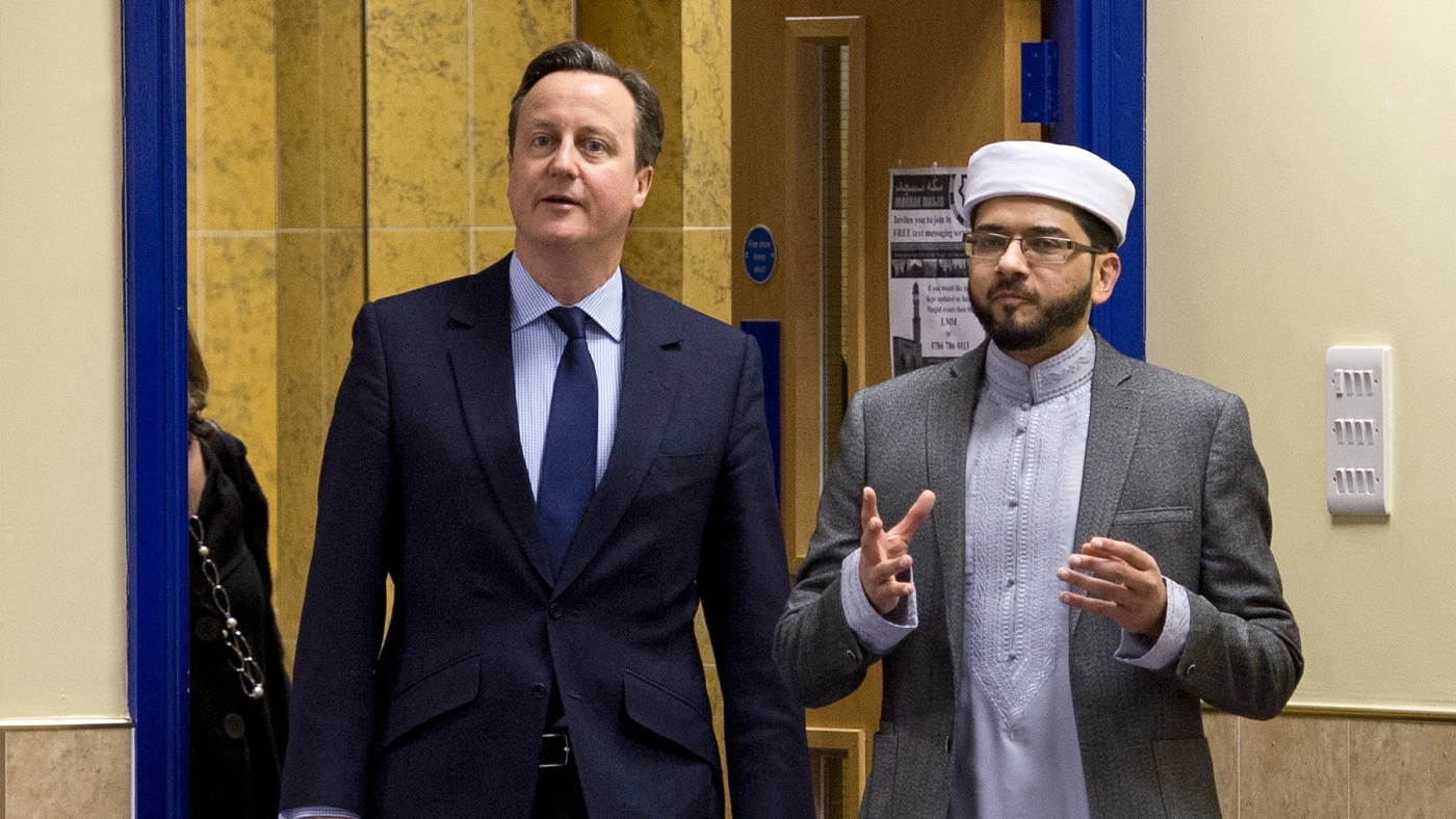 Former British Prime Minister David Cameron (L) talks with Imam Qari Asim as he visits Makkah Masjid Mosque in Leeds, northern England. (AFP/file)