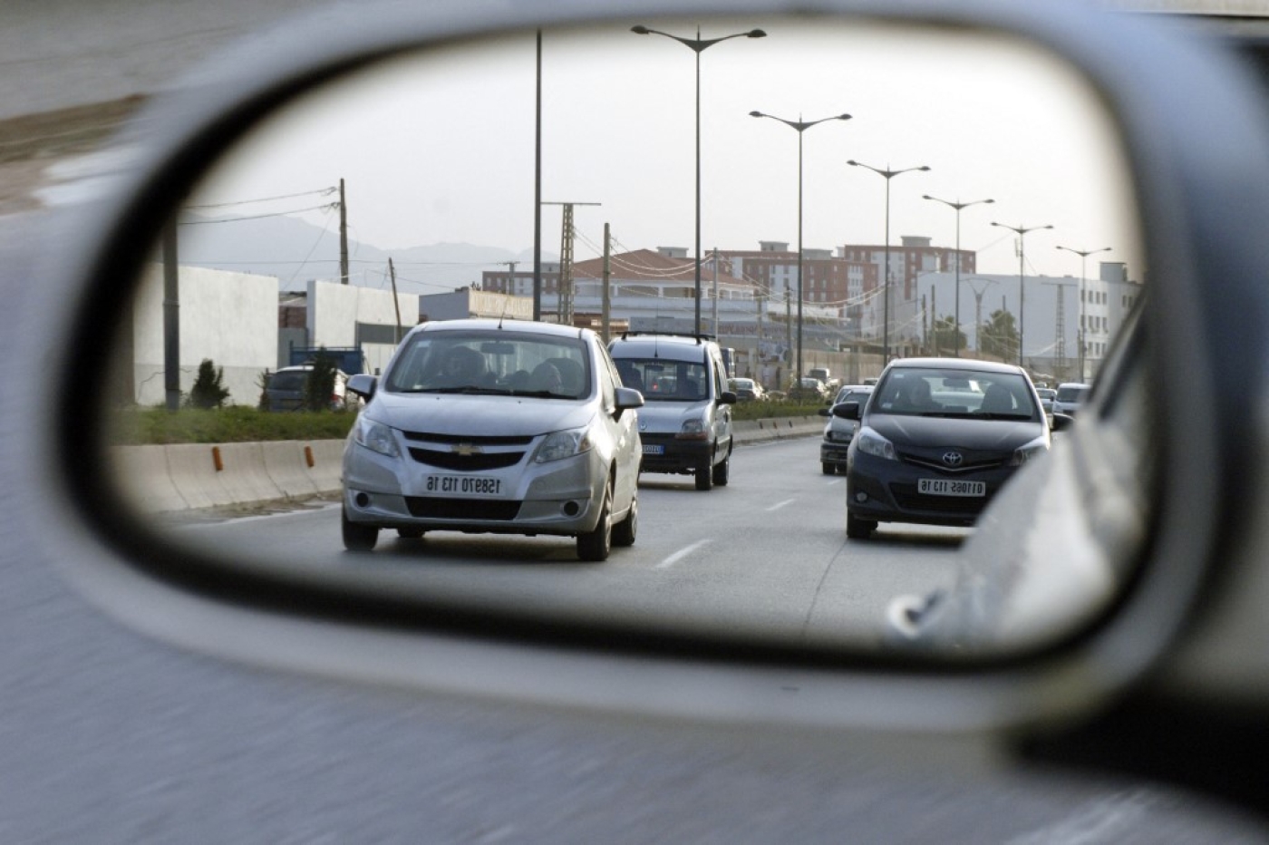 Depuis 2019, l’Algérie n’a importé que quelques milliers de véhicules, un chiffre insignifiant comparé aux 450 000 de 2012 (AFP)