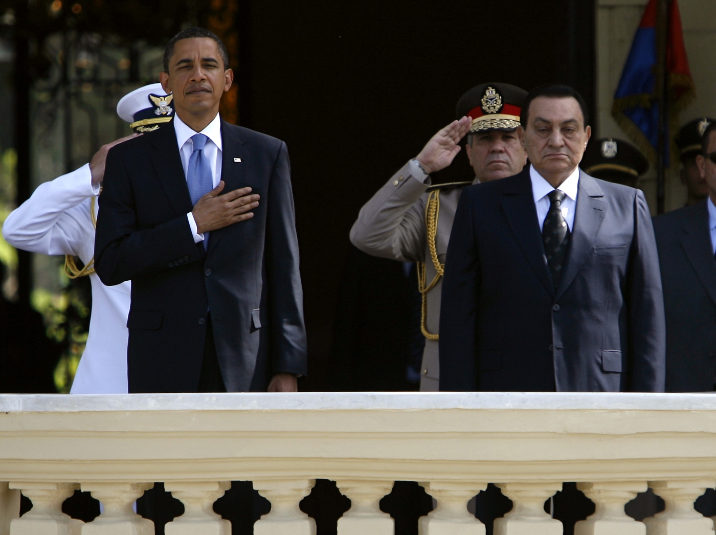 Le président égyptien Hosni Moubarak (à droite) et son homologue américain Barack Obama participent à une cérémonie de bienvenue au palais présidentiel du Caire (AFP)