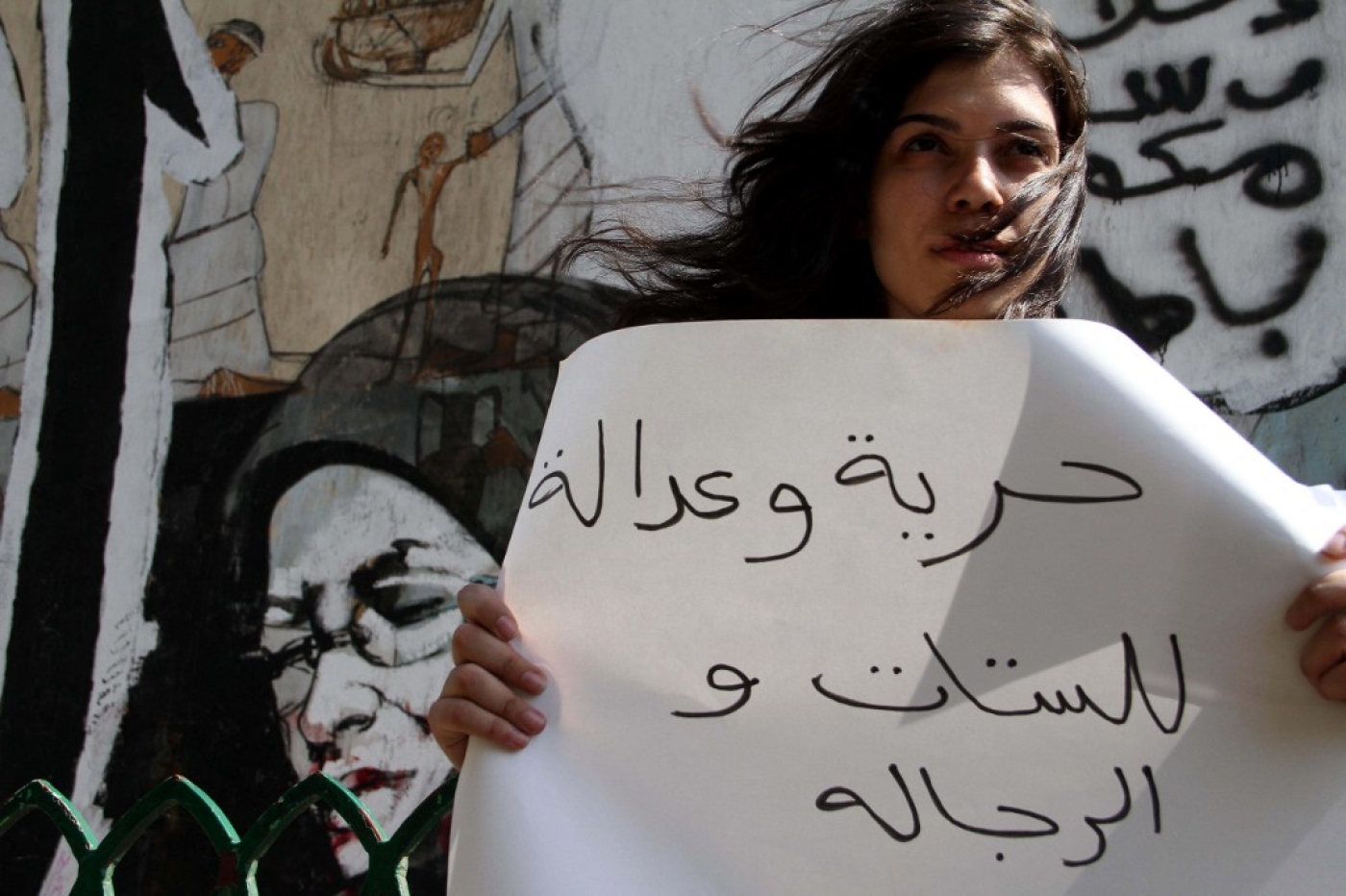 Une manifestante tient une pancarte réclamant « Liberté et justice pour les femmes et les hommes » lors d’une manifestation au Caire contre le harcèlement sexuel en Égypte, le 6 juillet 2012 (AFP/Ahmed Mahmud)