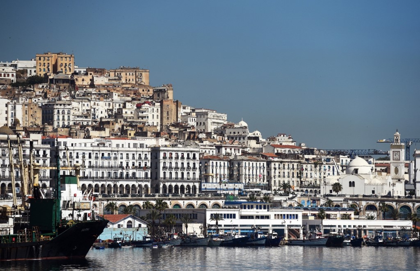 Vue du front de mer d’Alger, de la Casbah et de la mosquée Djamaa Jdid (AFP/Farouk Batiche)