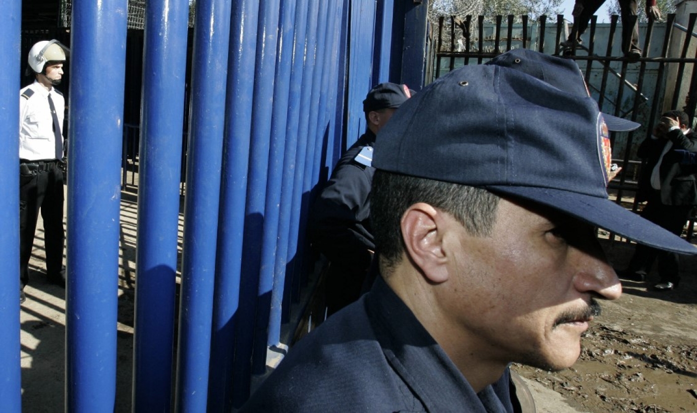 Une photo prise en 2007 montre des douaniers marocains (à droite) tournant le dos à la police espagnole (à gauche) gardant l’entrée de l’enclave nord-africaine espagnole de Melilla (AFP/Abdelhak Senna) 