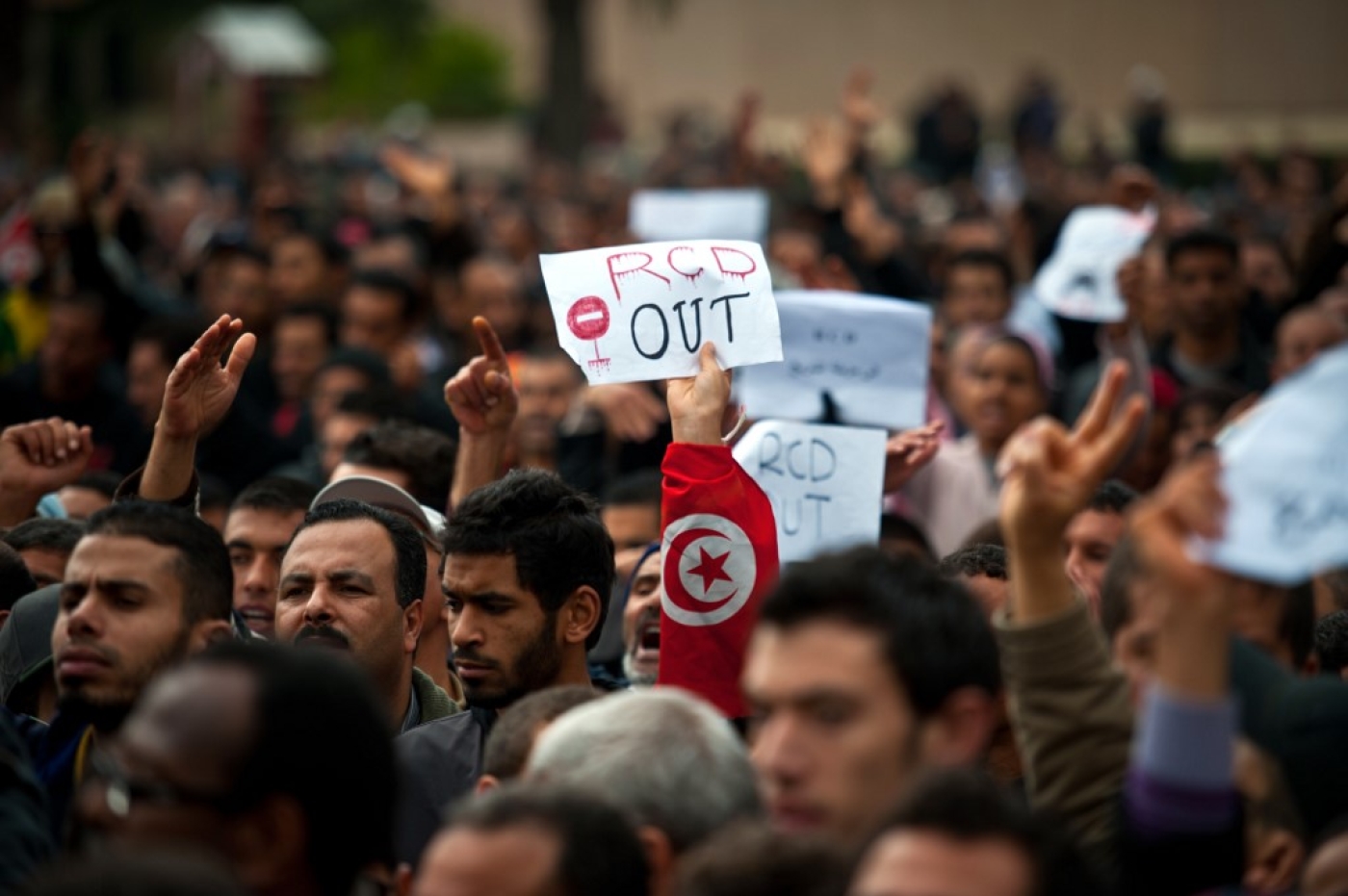 Manifestation contre le RCD à Tunis alors que le président Zine el-Abidine Ben Ali est déjà en fuite, en janvier 2011 (AFP)