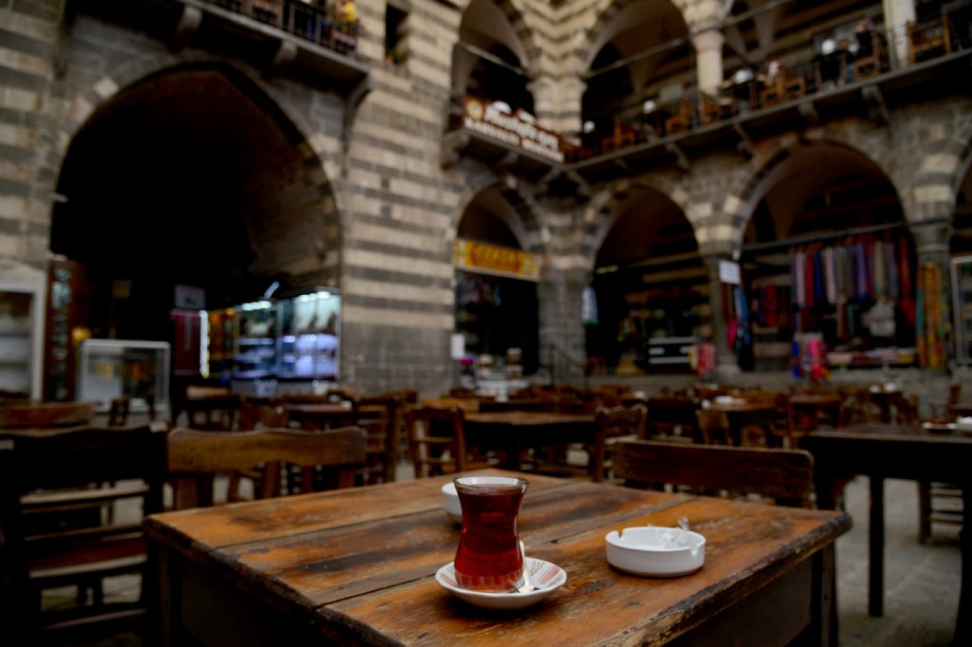  Une tasse de thé sur une table au caravansérail de Hasan Pasa à Diyarbakir, dans le sud-est de la Turquie (AFP/Ilyas Akengin)