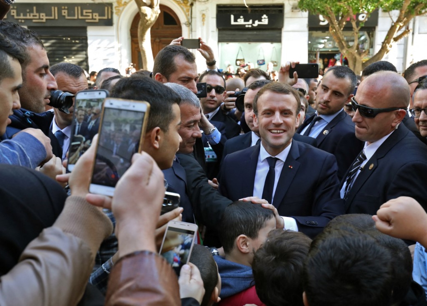 Emmanuel Macron en visite officielle à Alger, le 6 décembre 2017, lors du traditionnel bain de foule (AFP/Ludovic Marin)