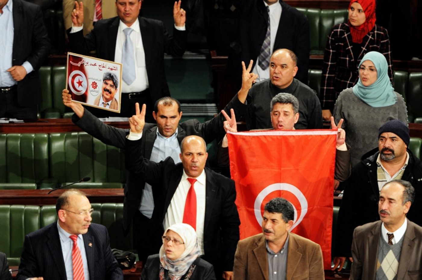 Le 26 janvier 2014, les députés de l’Assemblée constituante adoptent une nouvelle Constitution (AFP)