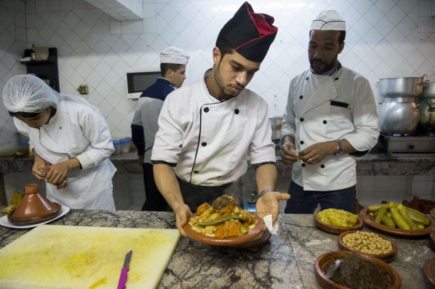 Un chef marocain prépare un couscous dans un restaurant de Rabat (AFP/Fadel Senna)