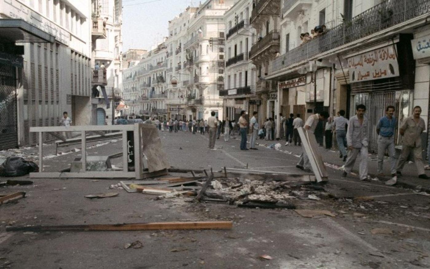 Après cinq jours d’émeutes, les débris jonchent la rue Didouche Mourad dans le centre-ville d’Alger, le 10 octobre 1988 (AFP)