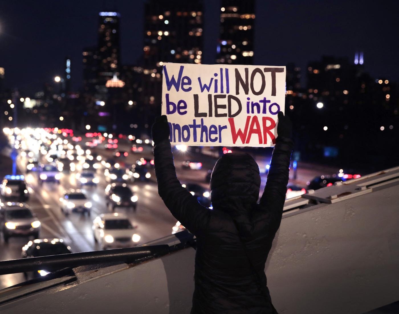 Des manifestants protestent à l’heure de pointe contre une possible guerre avec l’Iran depuis une passerelle surplombant Lakeshore Drive à Chicago (Illinois, États-Unis), le 9 janvier 2020 (AFP)