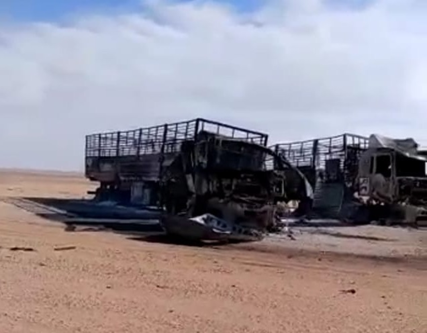 Les images non vérifiées de deux poids lourds calcinés présentés comme les camions visés par les Forces armées marocaines ont circulé sur les réseaux sociaux (Facebook/Rachid Zeinddin)
