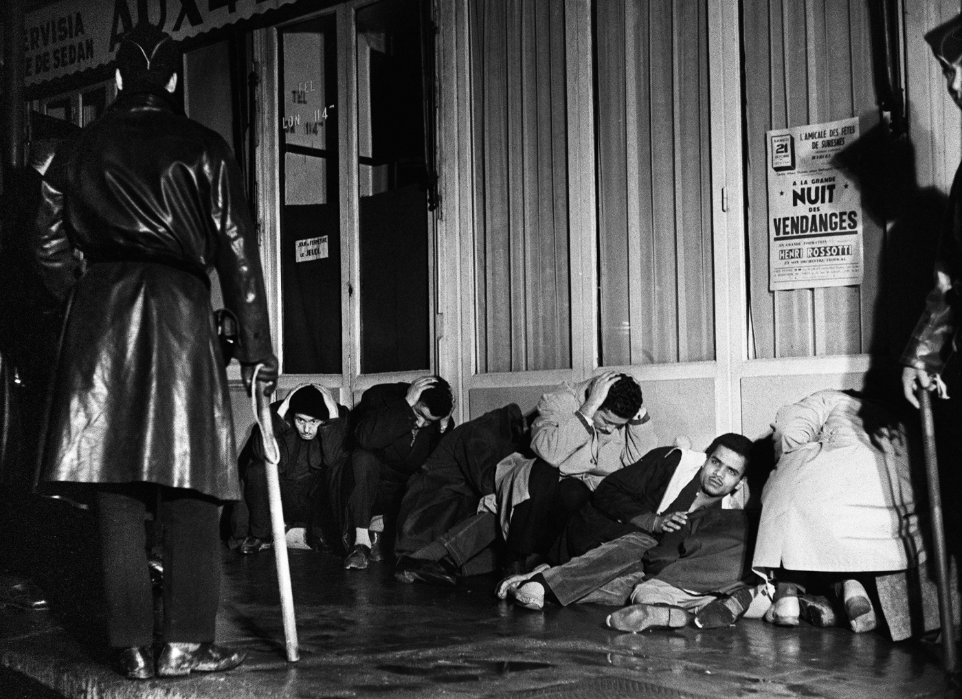Des manifestants algériens appréhendés à Puteaux, à l’ouest de Paris, pendant la guerre d’Algérie, lors de la manifestation pacifique organisée à Paris le 17 octobre 1961 par la Fédération de France du FLN pour protester contre le couvre-feu imposé aux Français musulmans d’Algérie par le préfet de police Maurice Papon (AFP)
