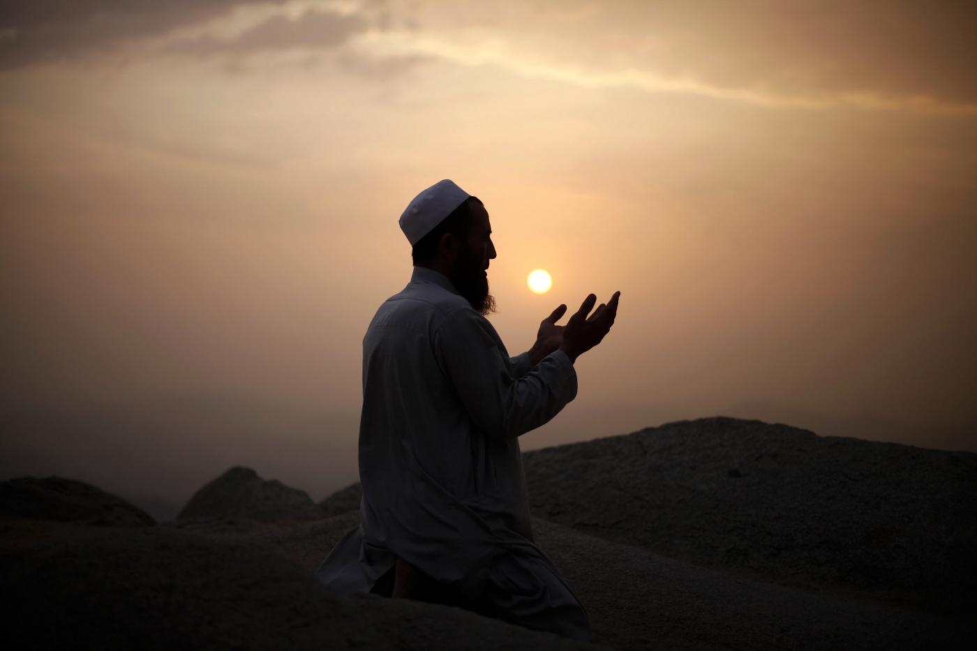 Un pèlerin musulman prie à La Mecque, en Arabie saoudite (Reuters/Ibraheem Abu Mustafa)