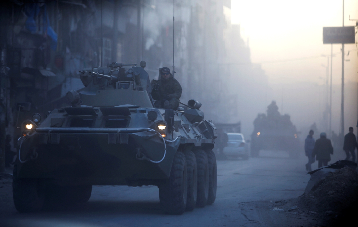 Des soldats russes à bord de véhicules blindés patrouillant dans une rue d’Alep, en Syrie, le 2 février 2017 (Reuters)