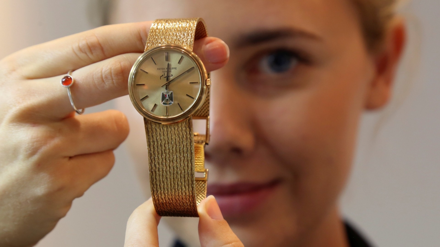 Une exposante présente une montre automatique Patek Philippe en or jaune 18 carats à Dubaï (Reuters)