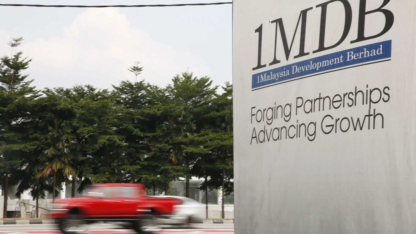 Traffic passes a 1Malaysia Development Berhad (1MDB) billboard in Kuala Lumpur, Malaysia, 6 July 2015 (Reuters)